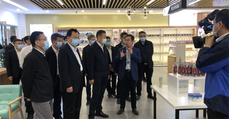 裘東耀市長陪同福建省領導考察調研寧興優貝跨境精選店01.jpg