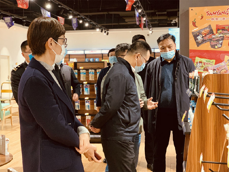 寧波海關關長視察調研寧興優貝跨境精選店-01.jpg