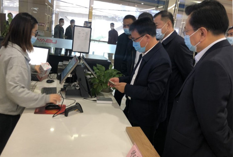 裘東耀市長陪同福建省領導考察調研寧興優貝跨境精選店03.jpg